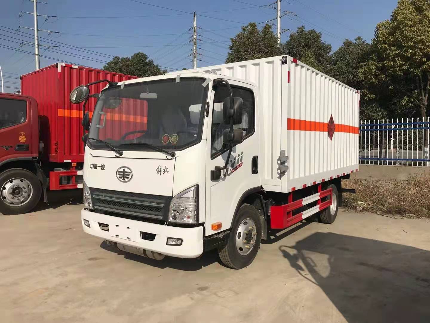 解放虎V瓦楞板危險品車