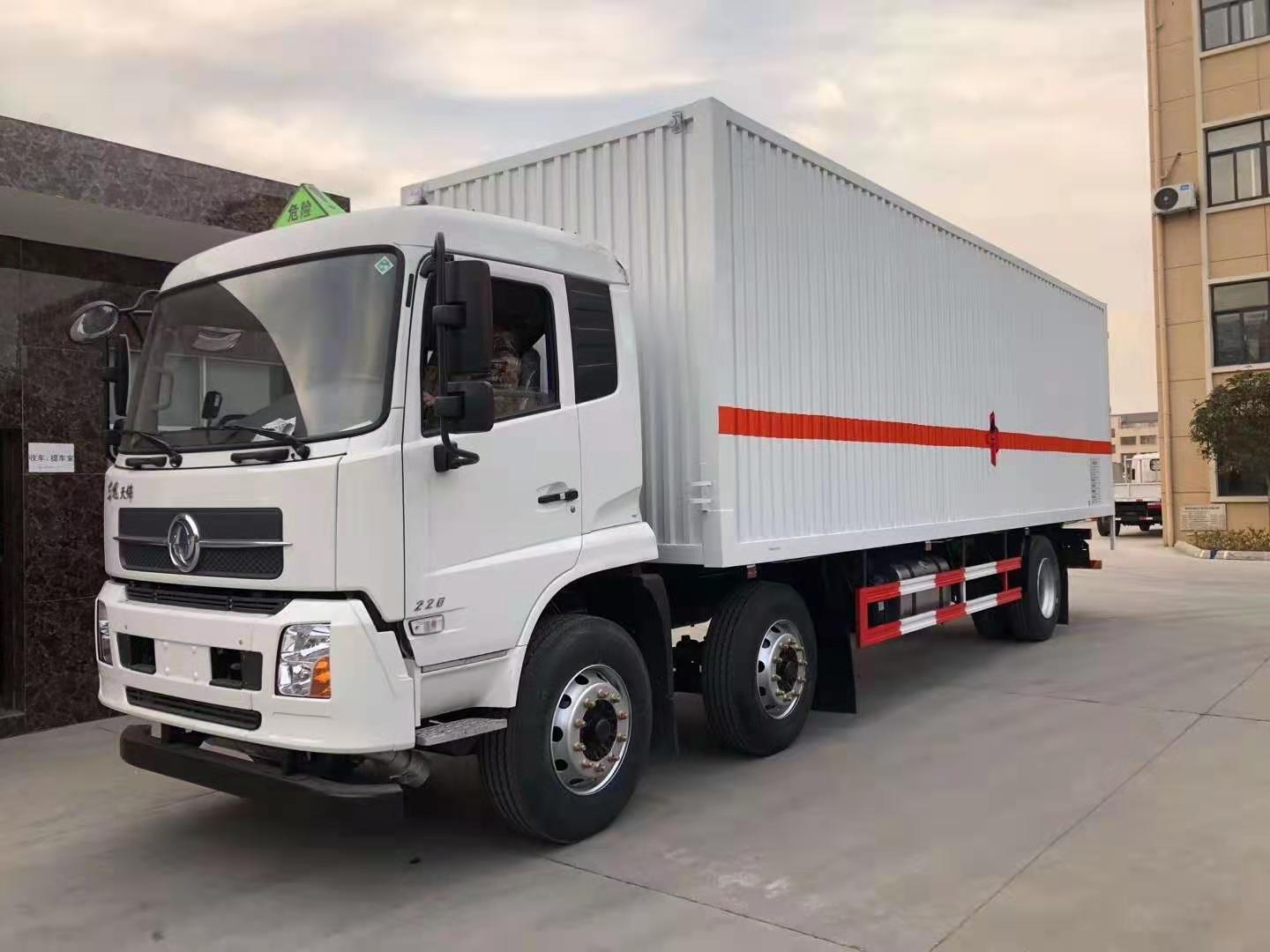 東風天錦三軸國六帶液壓尾板危險品車