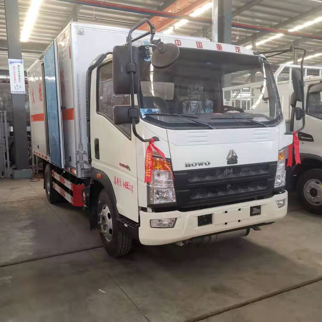 重汽豪沃4米2易燃氣體廂式運輸車