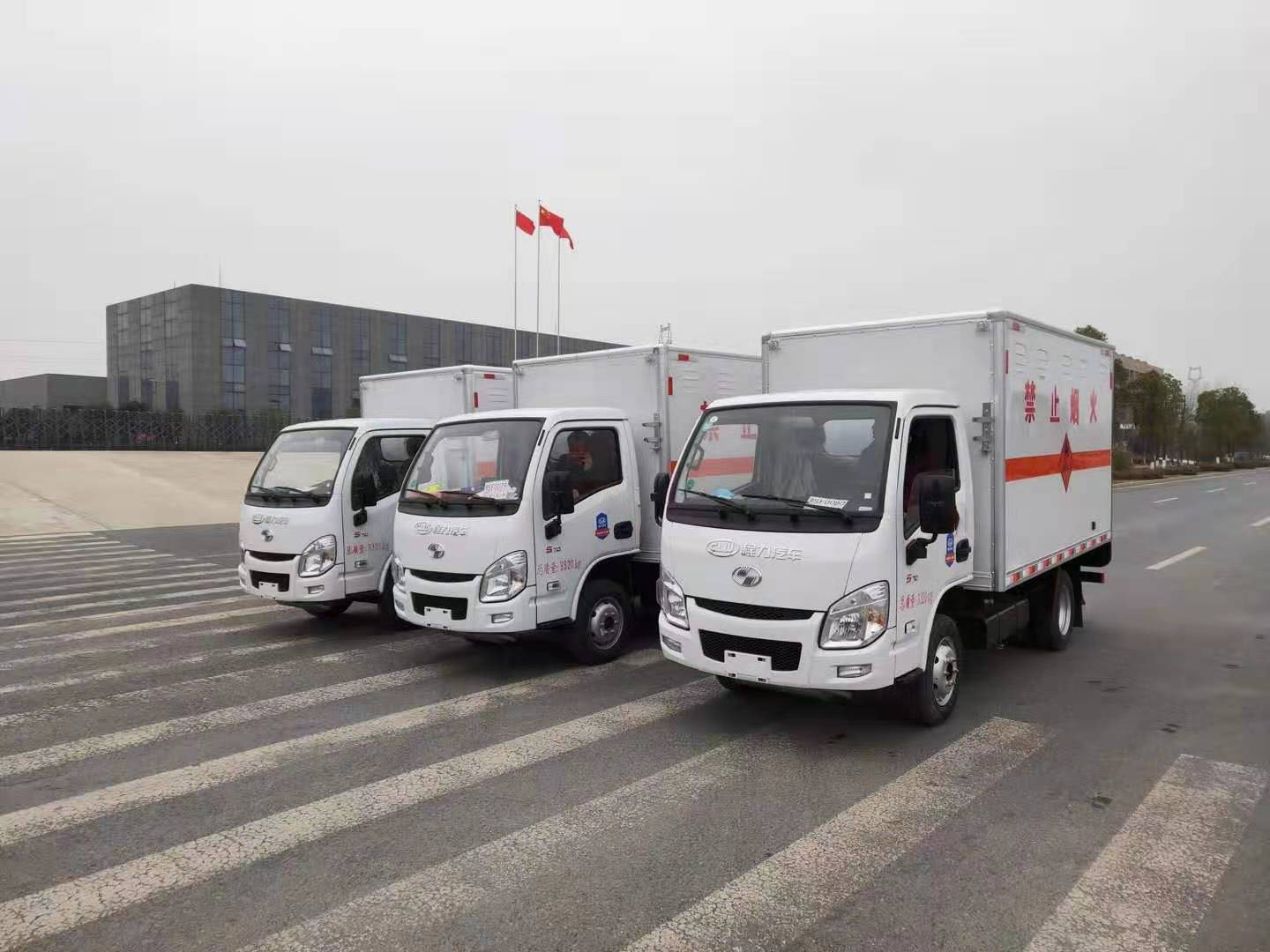 貴州魏總訂購三臺躍進國六危險品車發車