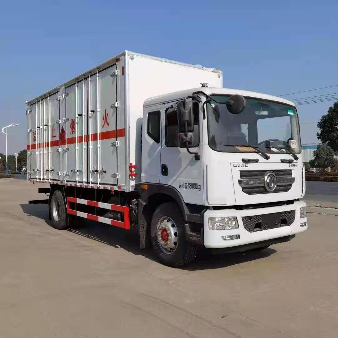 東風D9帶雙開側門危險品車