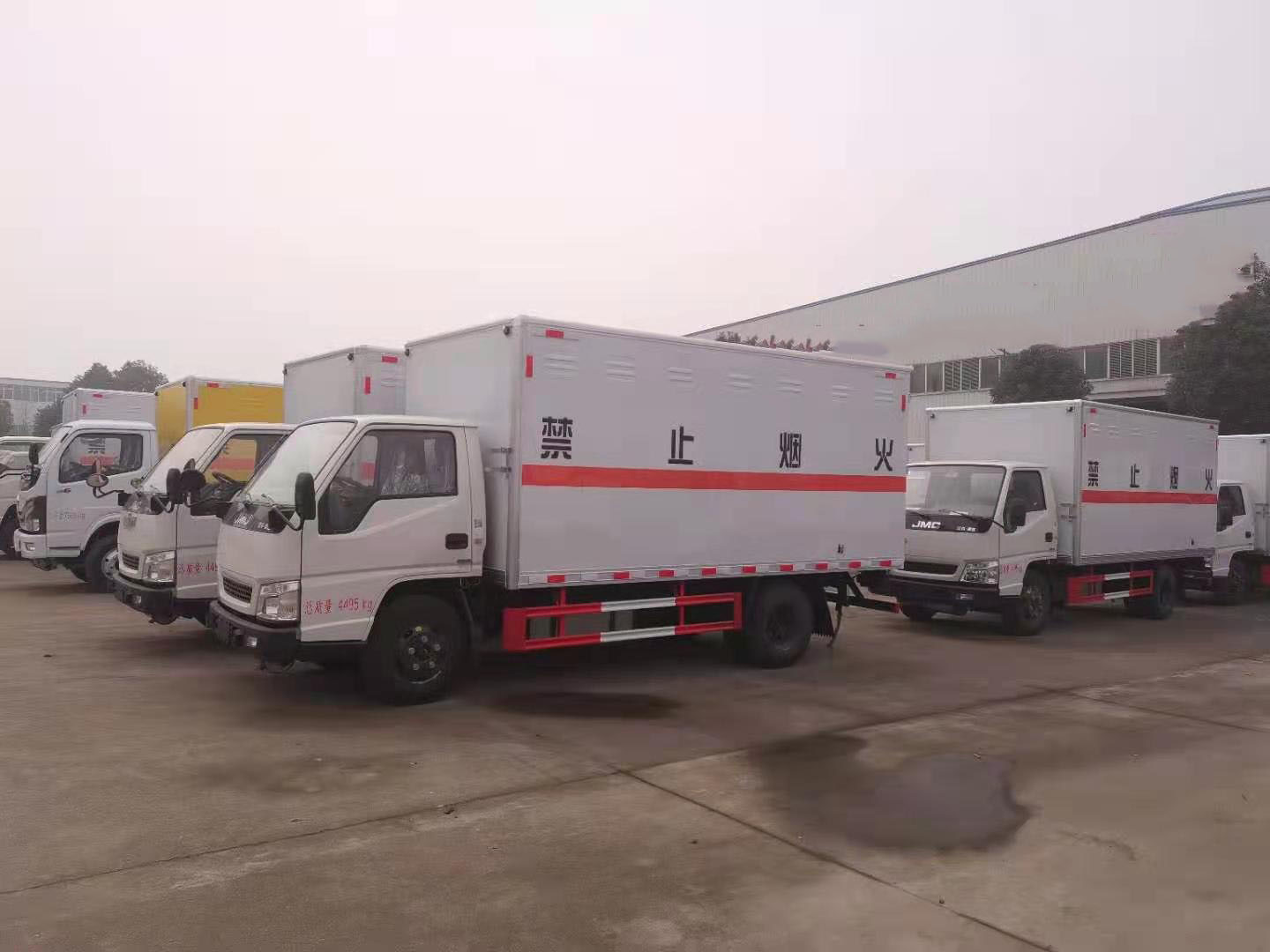 青海余總在我司采購三臺江鈴易燃氣體廂式運輸車