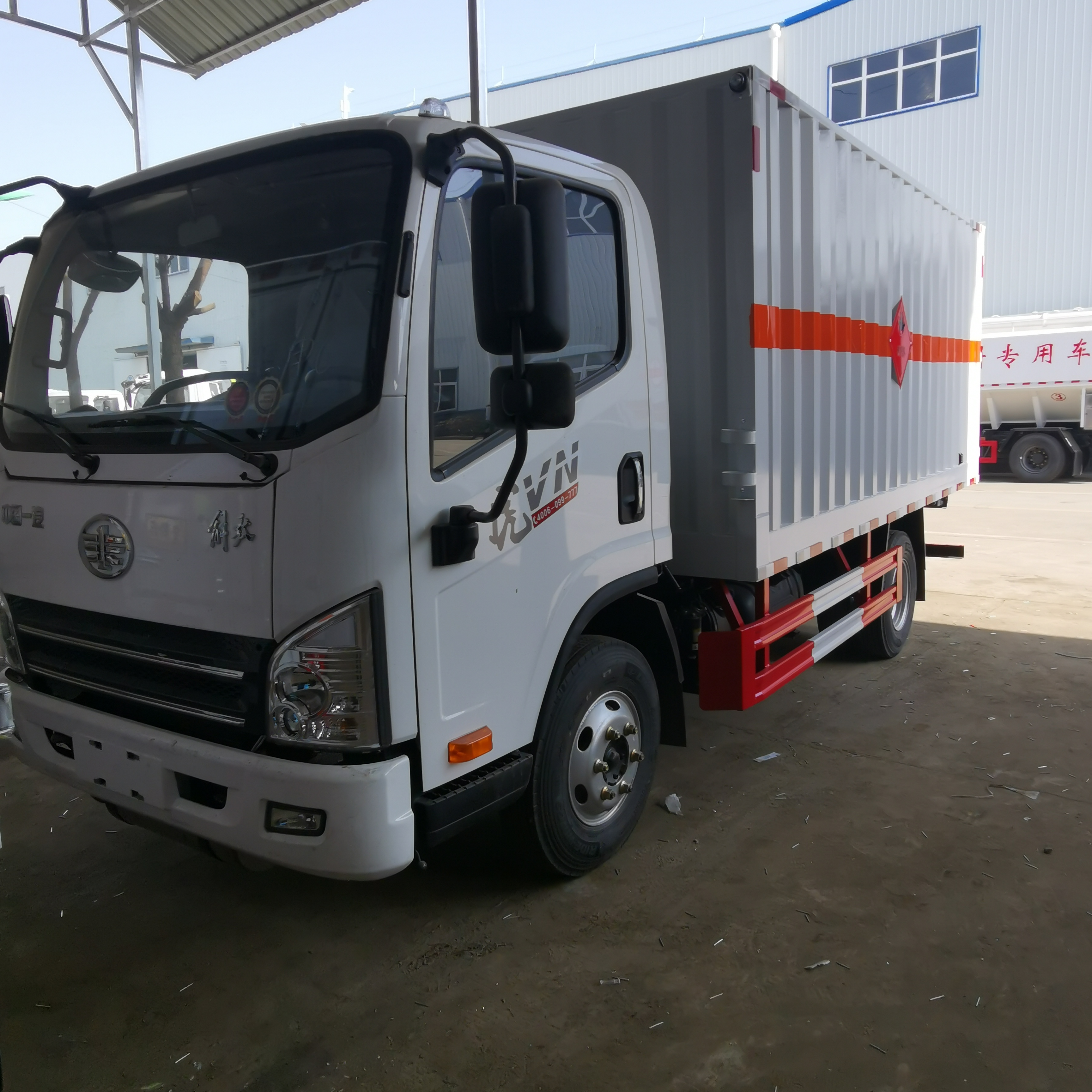 解放4米2瓦楞板危險(xiǎn)品車