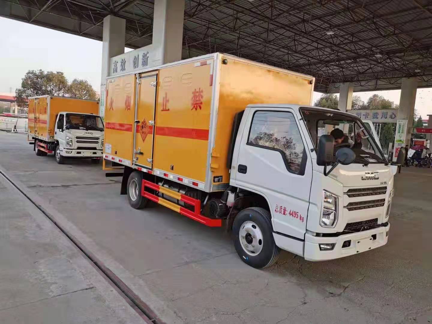 貴州王總訂購的兩臺江鈴國六防爆車發車