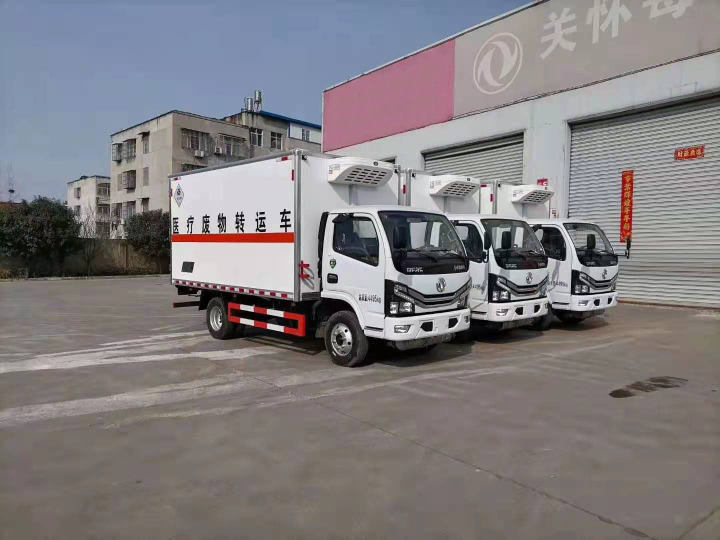 新疆李總訂購的三臺東風國六醫療廢物轉運車發車