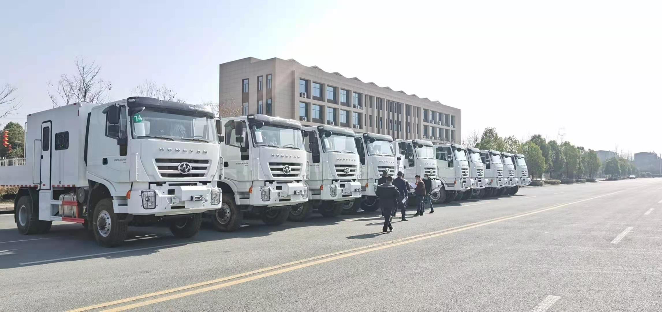 十臺運兵車發車