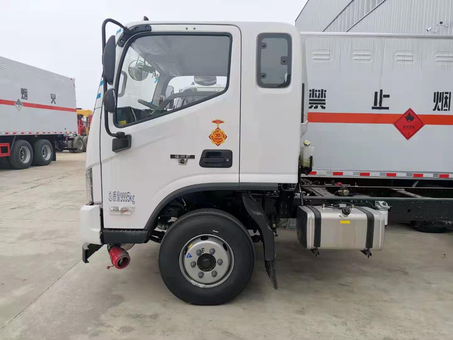 福田歐馬可排半4米8國(guó)六危險(xiǎn)品車