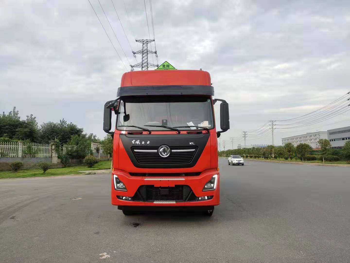 東風(fēng)天龍高頂雙臥國(guó)六低平板氣瓶車