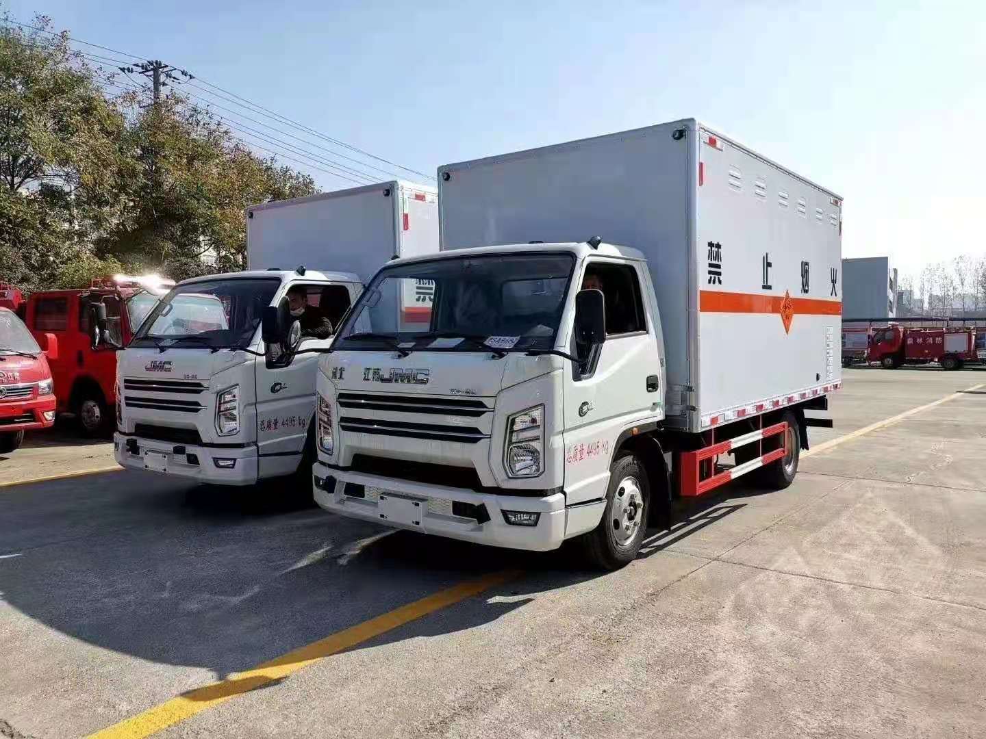 江西李總訂購2臺江鈴國六危險品車