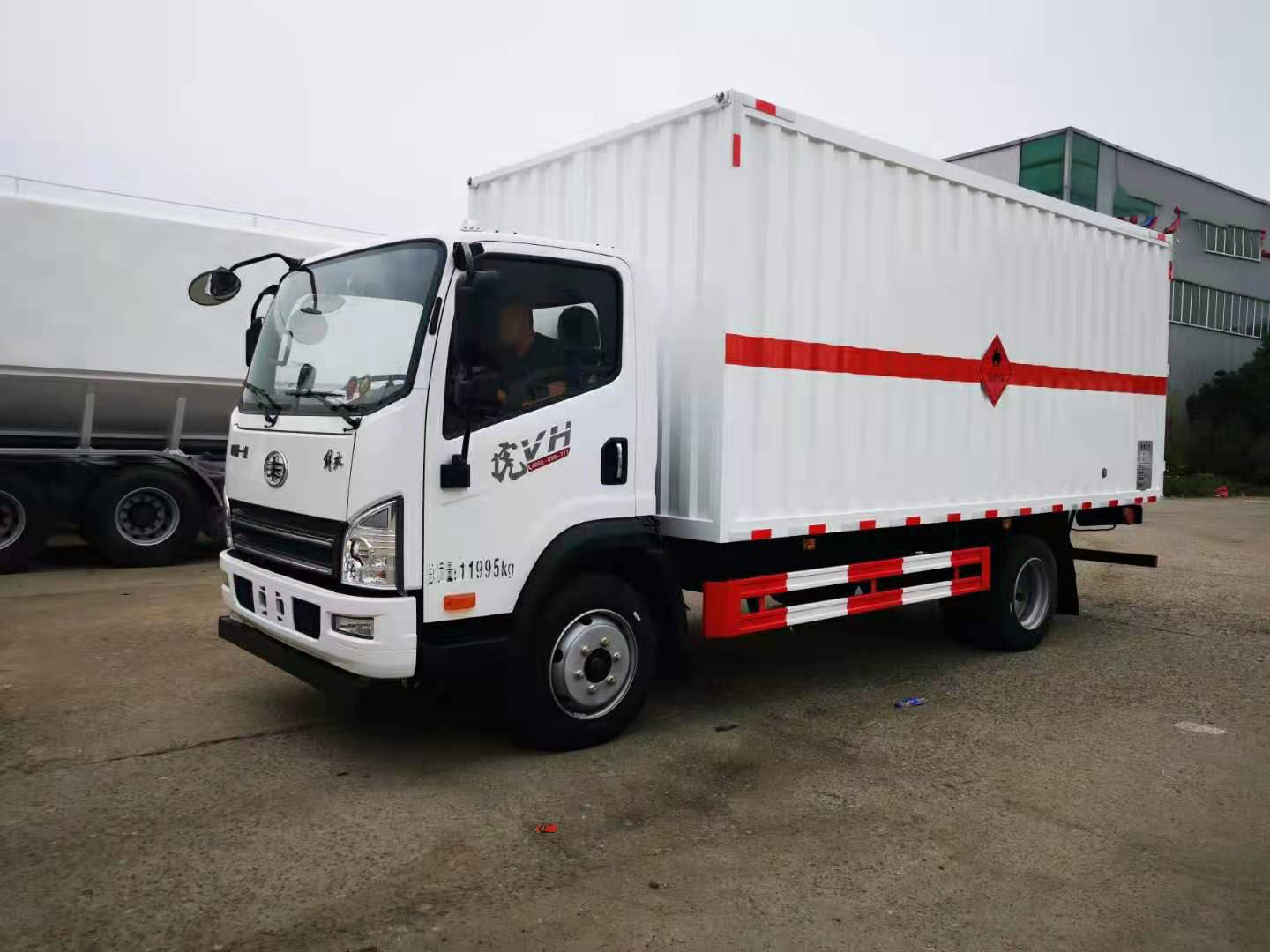 解放5米1瓦楞板國六危險(xiǎn)品車