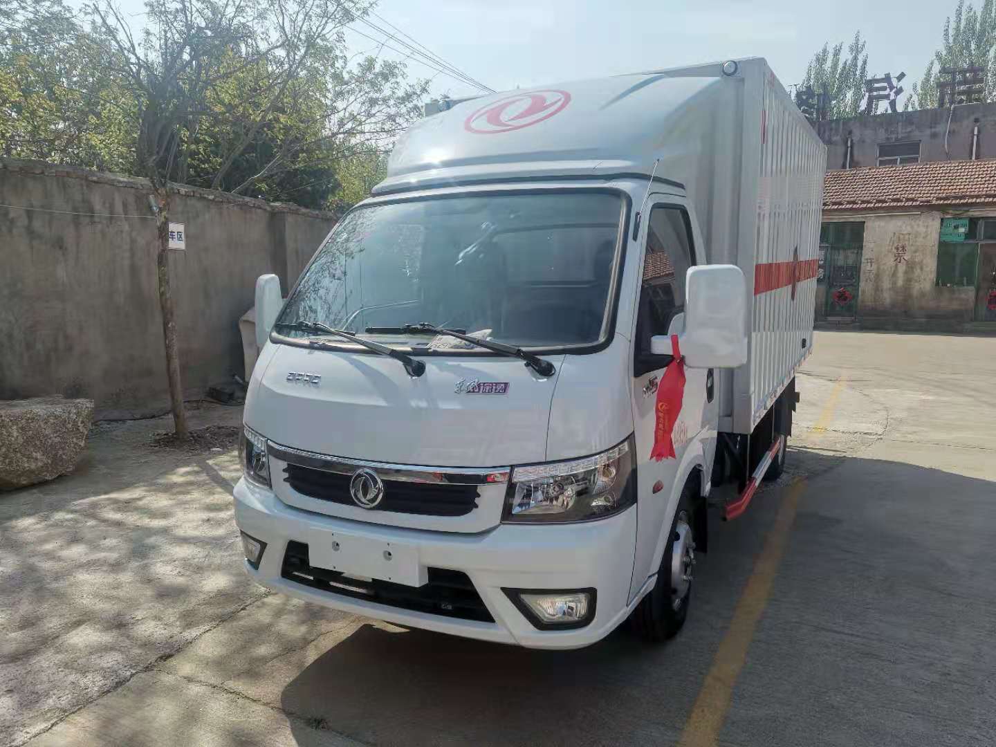 東風途逸國六柴油瓦楞板危險品車