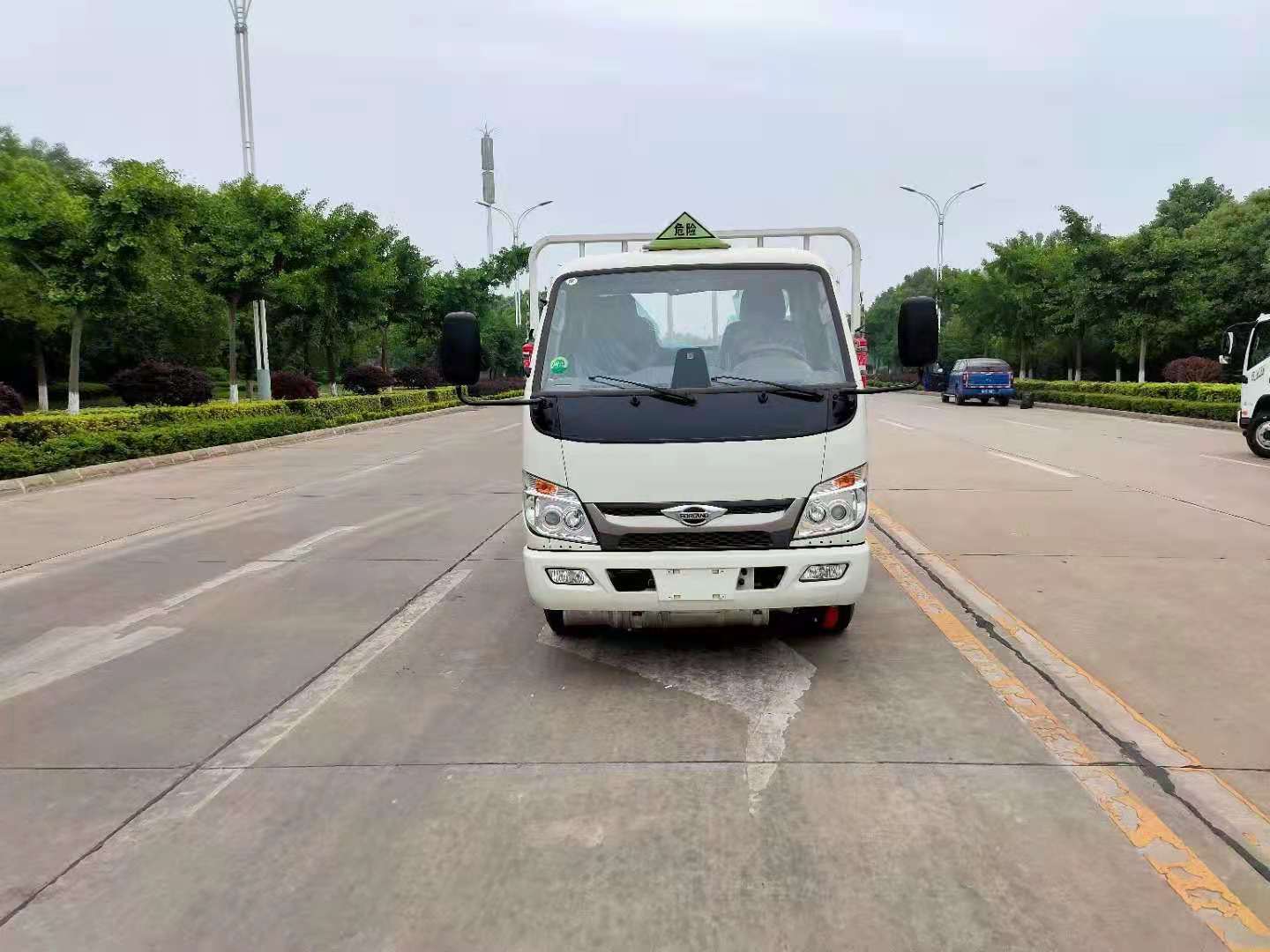 福田小卡駕駛室可前翻小型氣瓶車