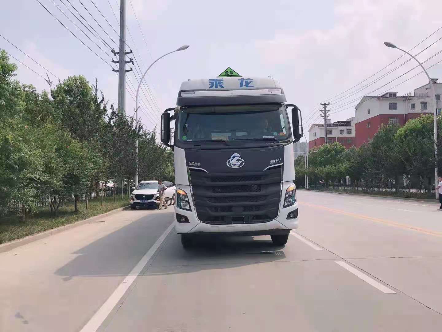 柳汽四軸9.4米高頂雙臥危貨廂式車