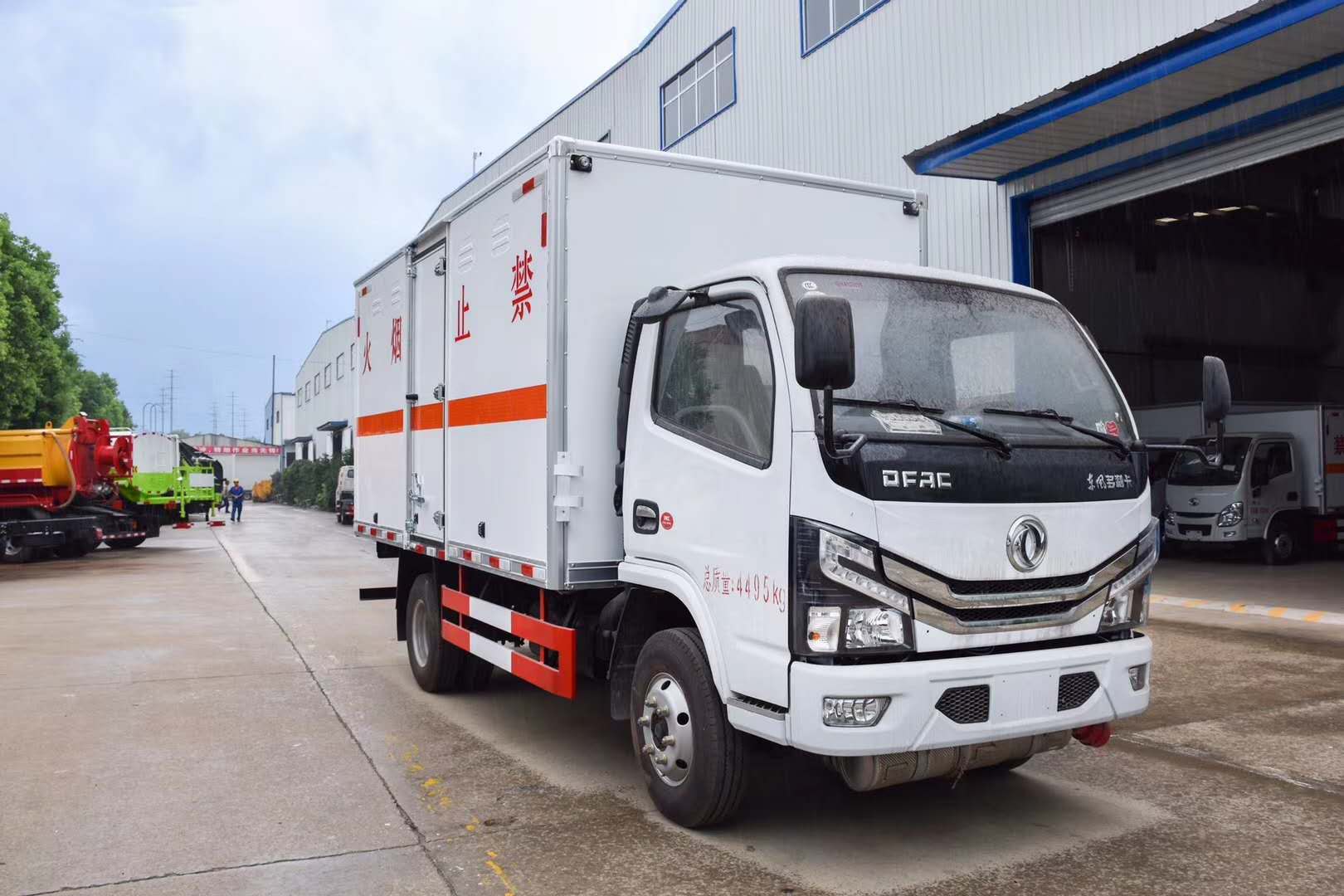 東風(fēng)多利卡4.17米藍(lán)牌危險(xiǎn)品車