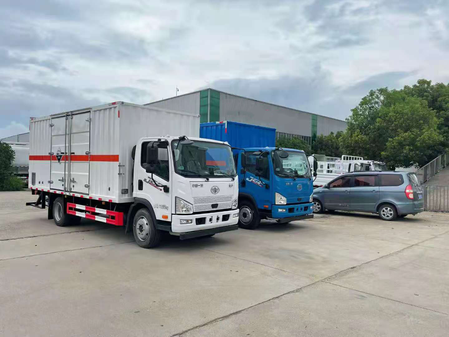 河北李總訂購的解放5米1國六瓦楞板危險品車發車