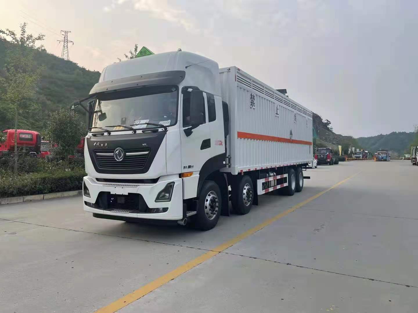 東風(fēng)天龍前四后八九類雜項(xiàng)危險(xiǎn)品廂式車