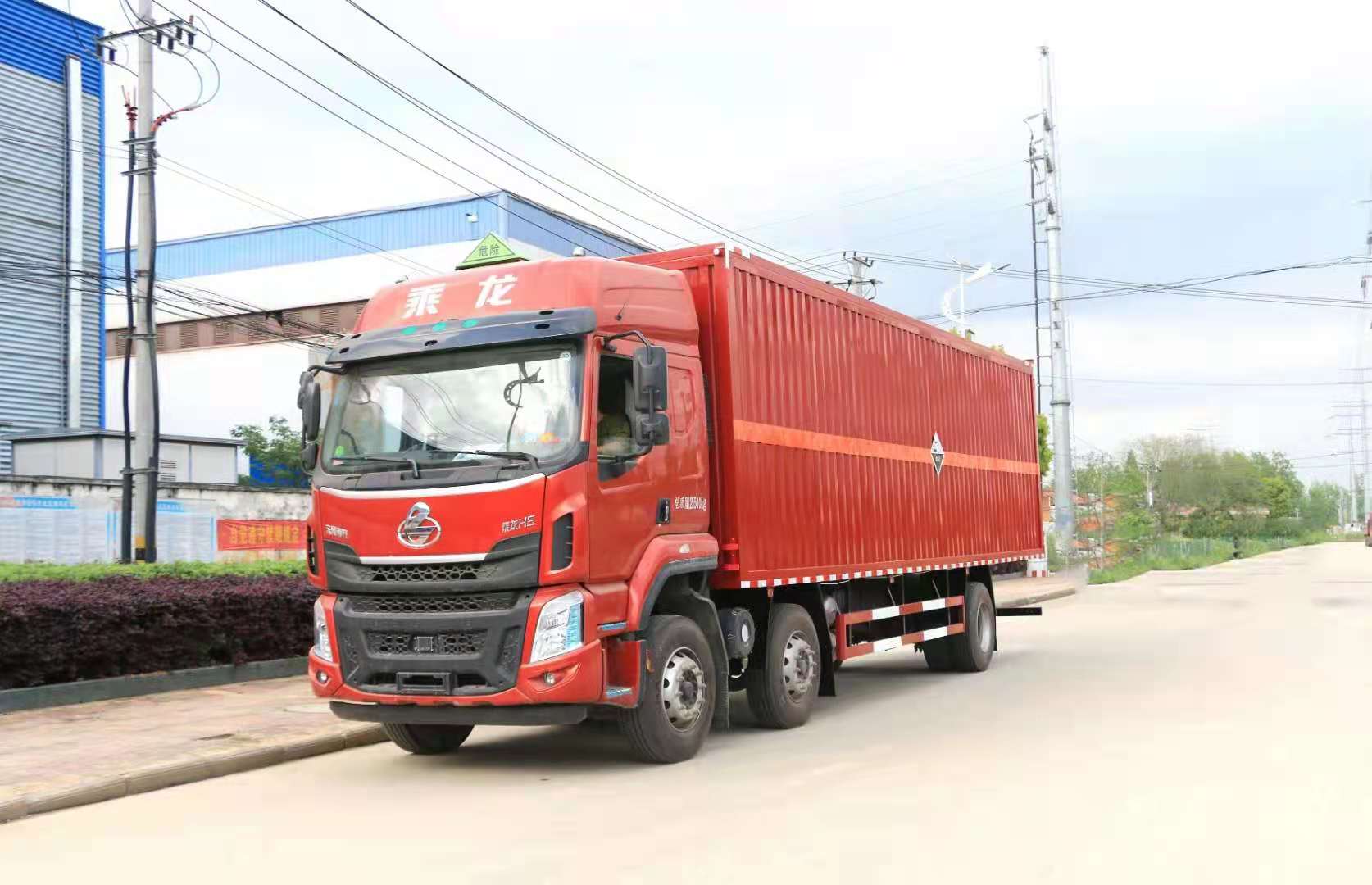 柳汽乘龍三軸帶三開側(cè)門危險(xiǎn)品車