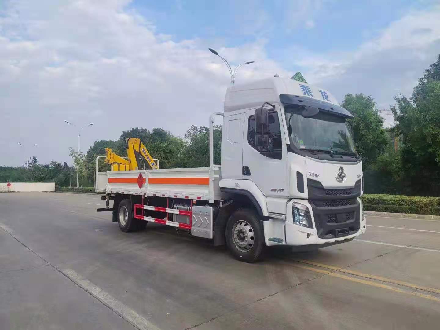 吊裝氣瓶不用擔心，柳汽帶吊氣瓶車來幫您