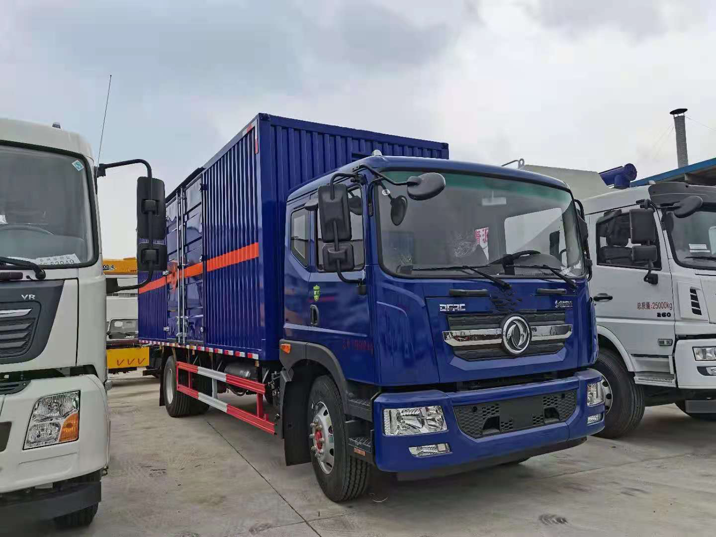 東風D9國六藍色瓦楞板危險品車
