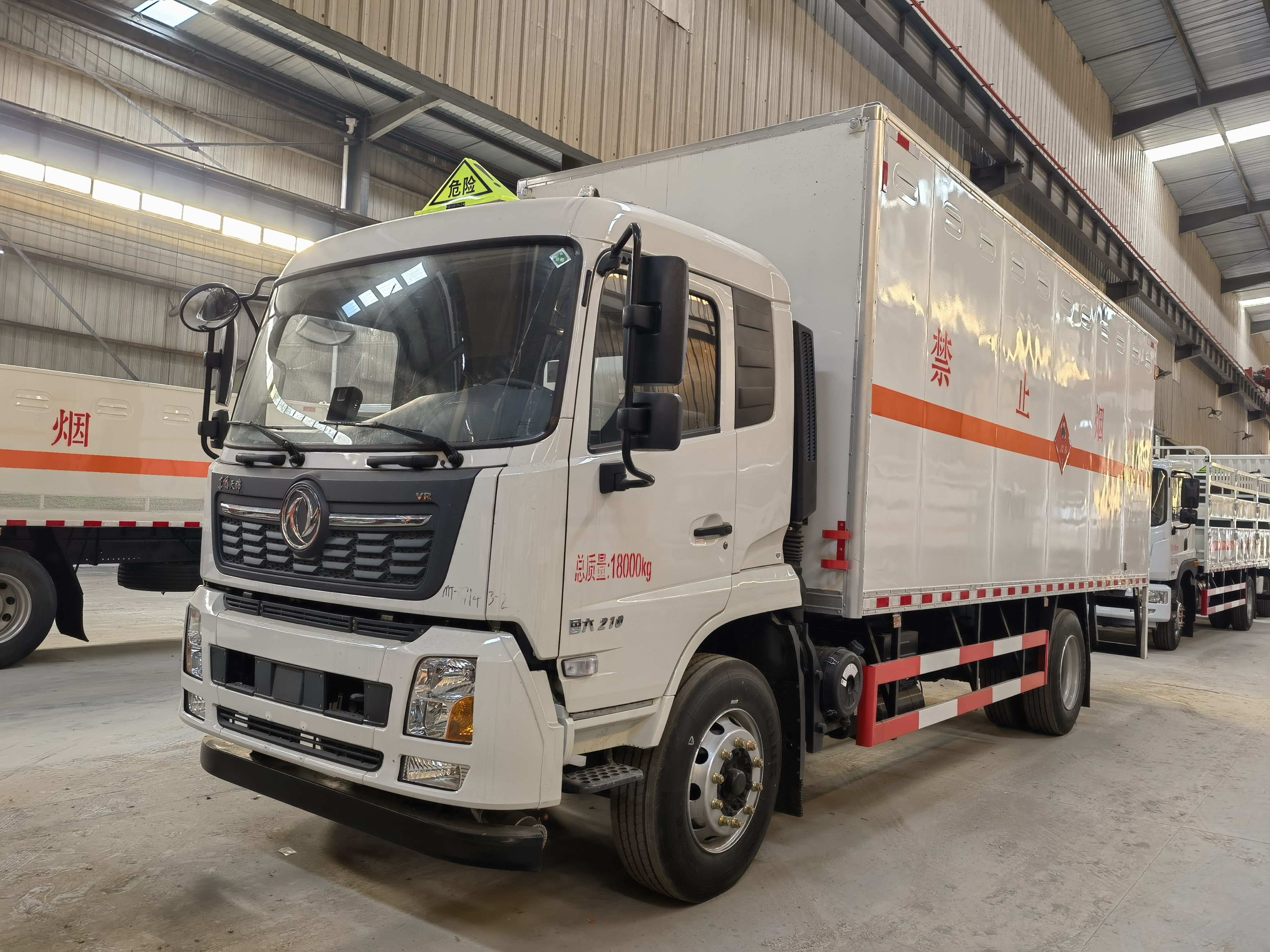 6米8毒性氣體運輸車怎么少的了東風天錦