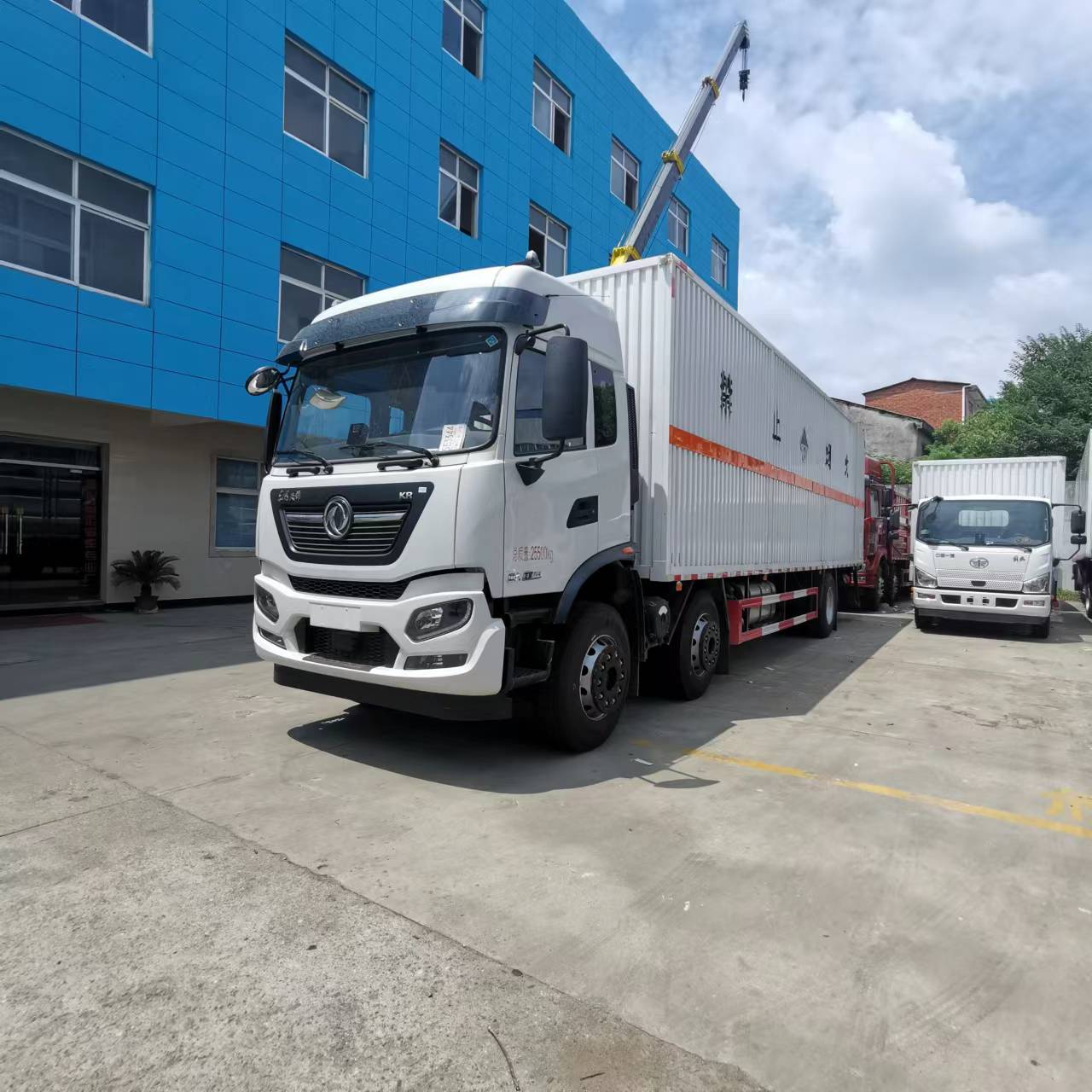 東風天錦三軸翼展瓦楞板危險品車