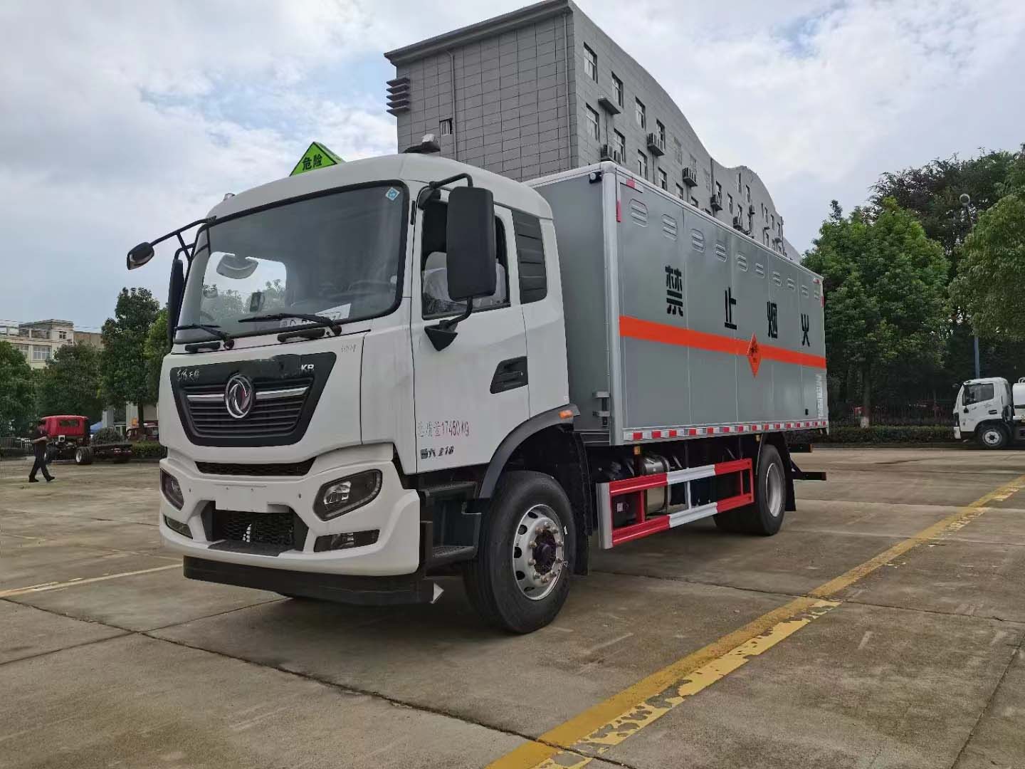 東風天錦KR國六平頂危化品車