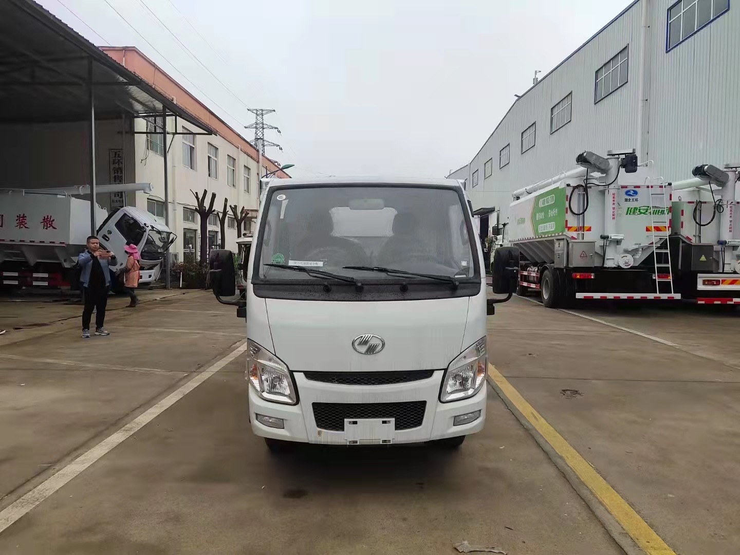 躍進汽油國六矮箱體危險品車