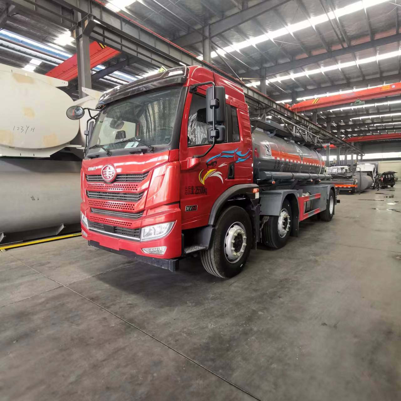 解放J6L三軸國六腐蝕品罐式運輸車