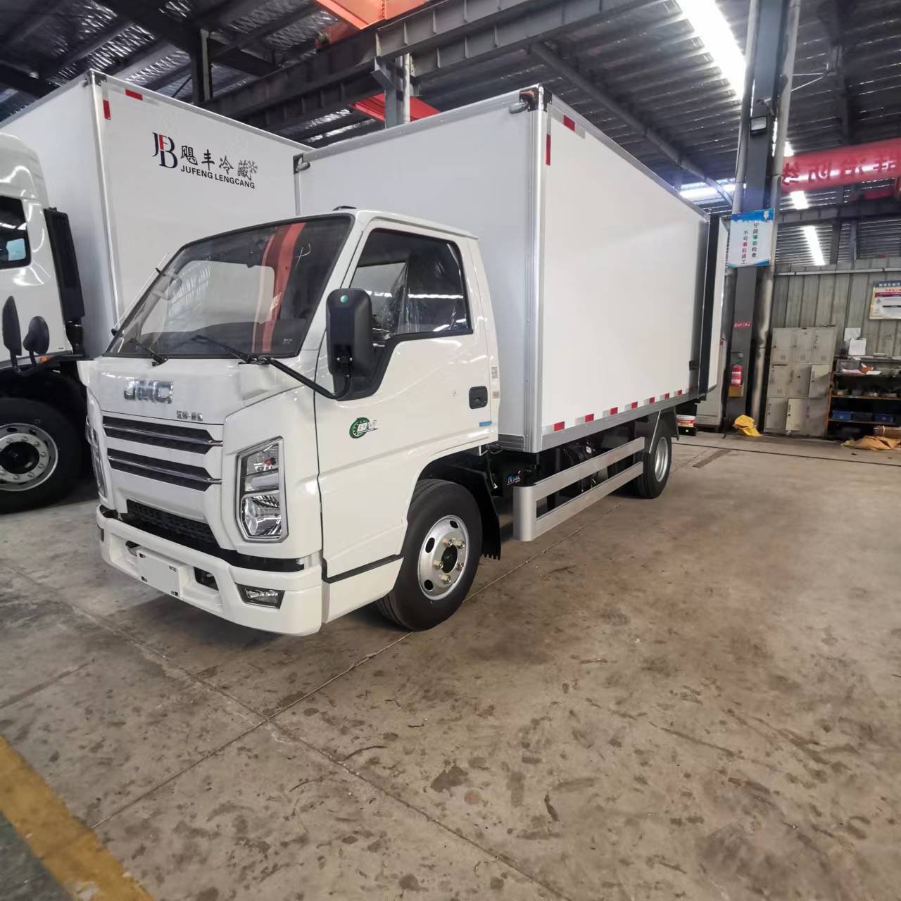 江鈴國六帶不銹鋼底板冷藏車