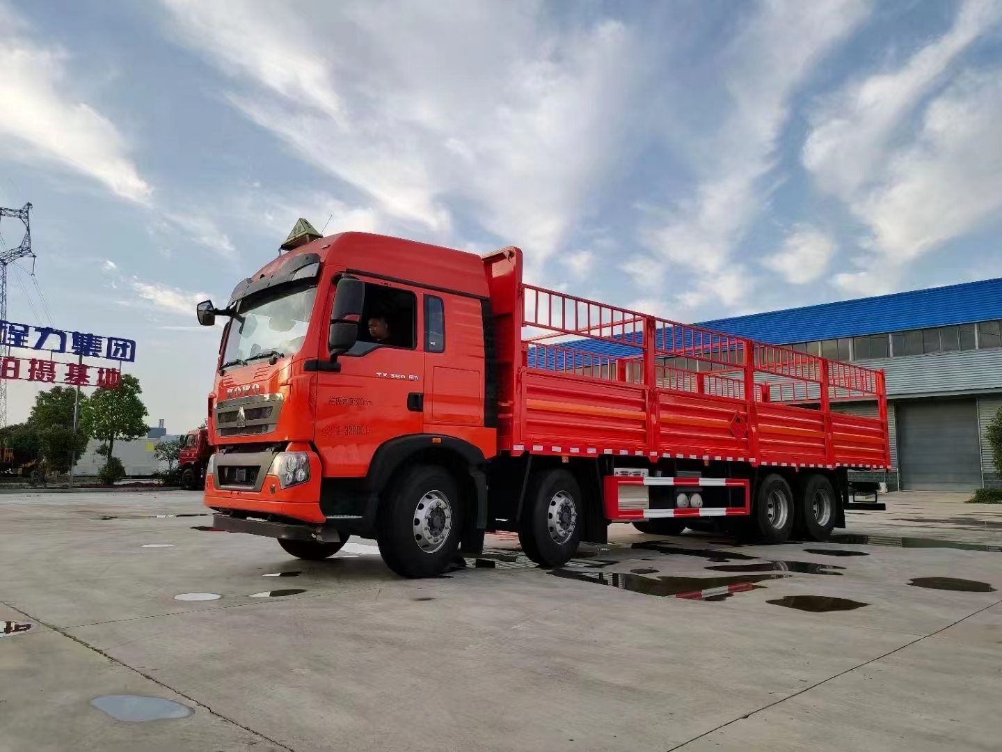 4軸氣瓶車選擇——重汽國(guó)六前四后八氣瓶車