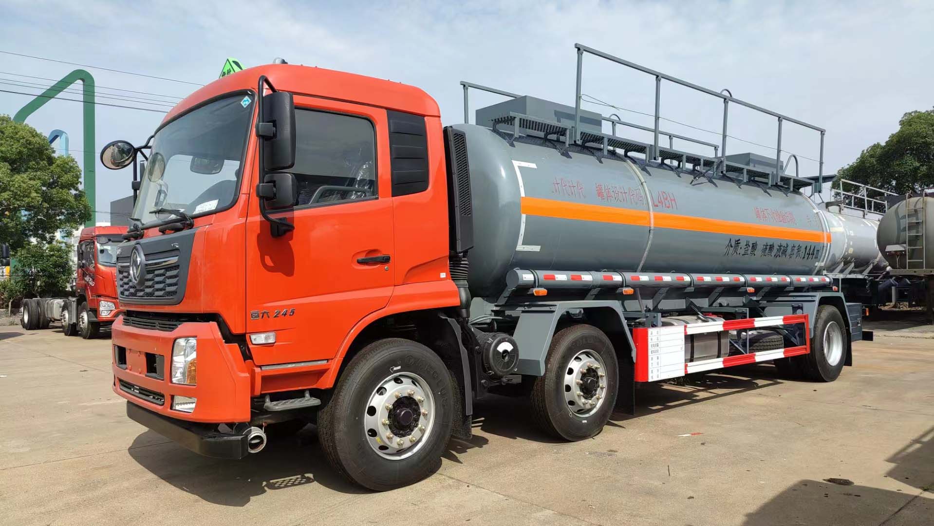 東風(fēng)天錦紅色三軸國(guó)六腐蝕品罐式運(yùn)輸車