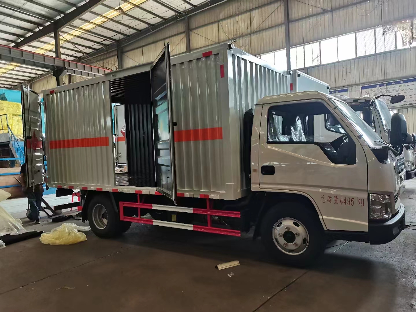 江鈴國(guó)六單側(cè)門瓦楞板危險(xiǎn)品車