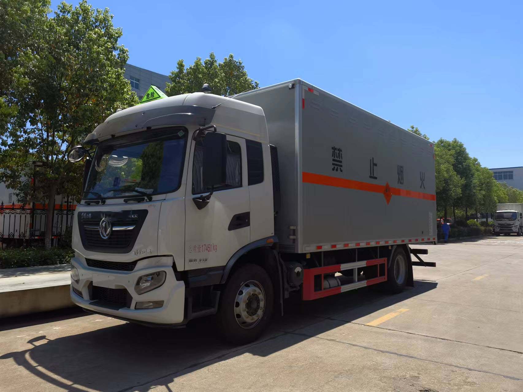 東風天錦國六KR高頂雙臥危險品車