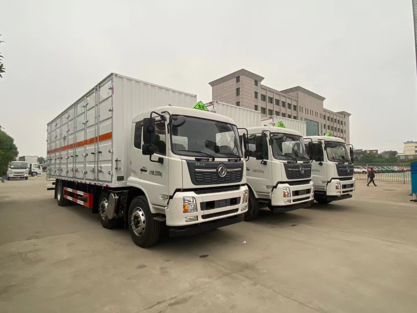 新疆李總訂購3臺東風天錦三軸九類危險品車