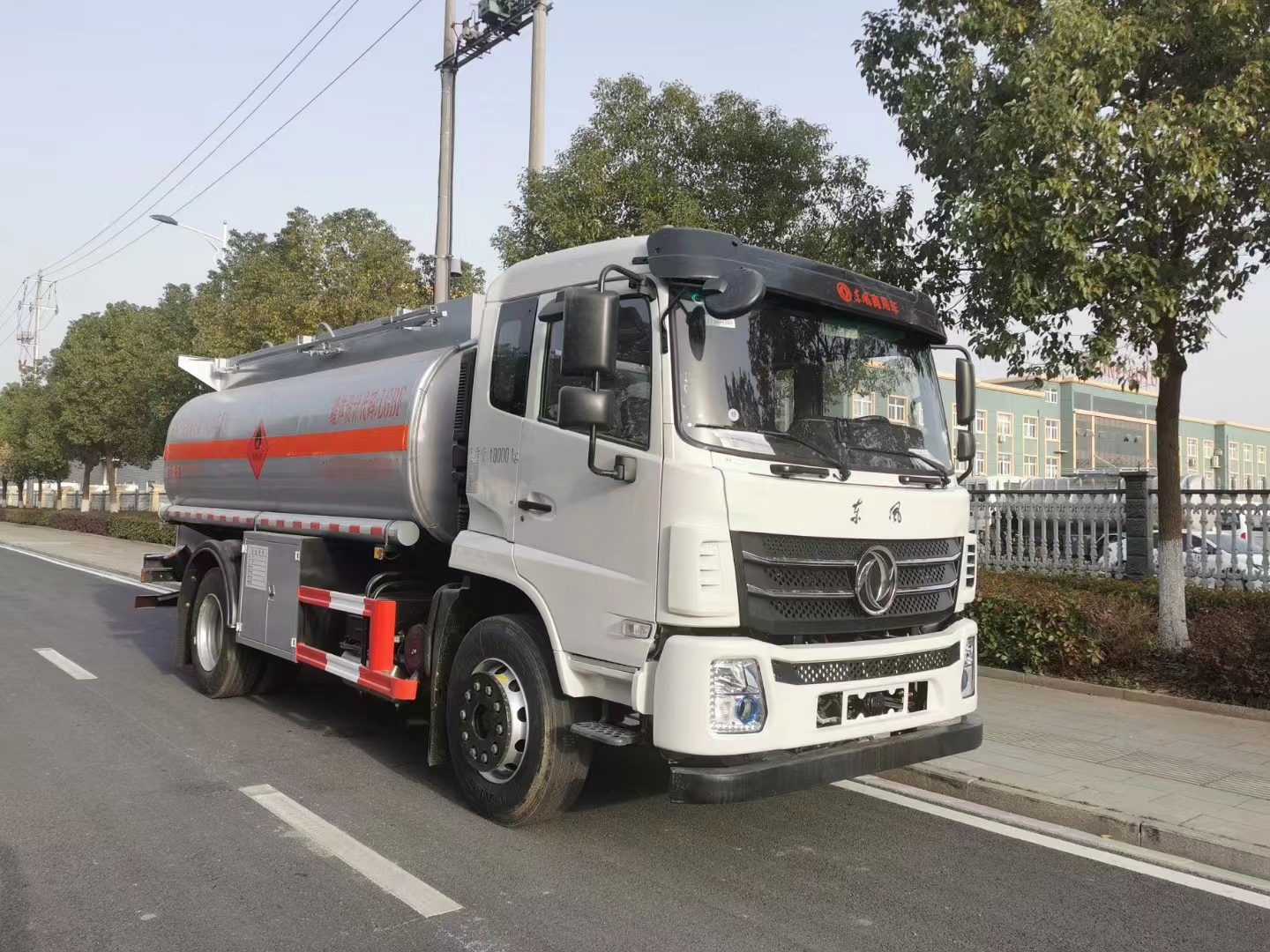 10噸性價比高的加油車——東風(fēng)錦程