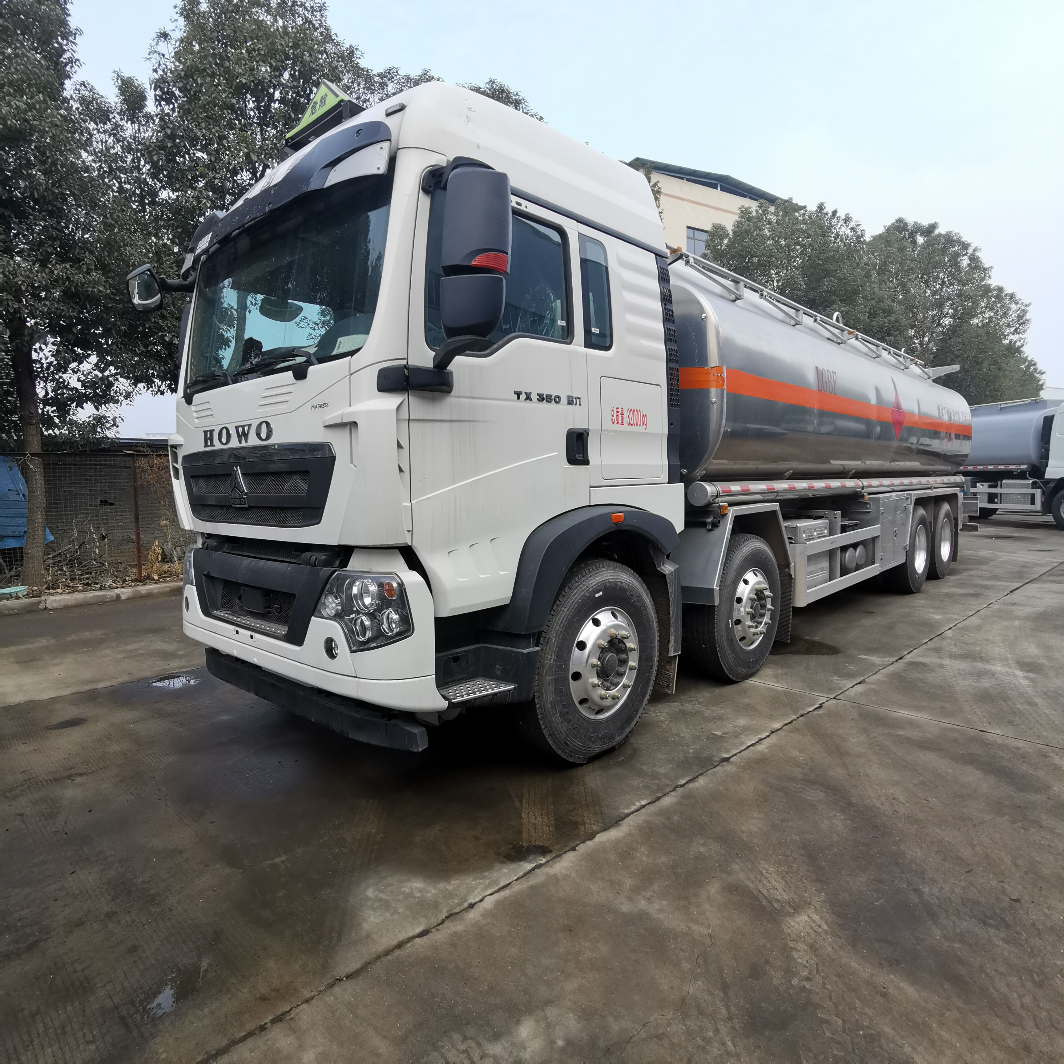 重汽豪沃前四后八國六鋁合金罐式車