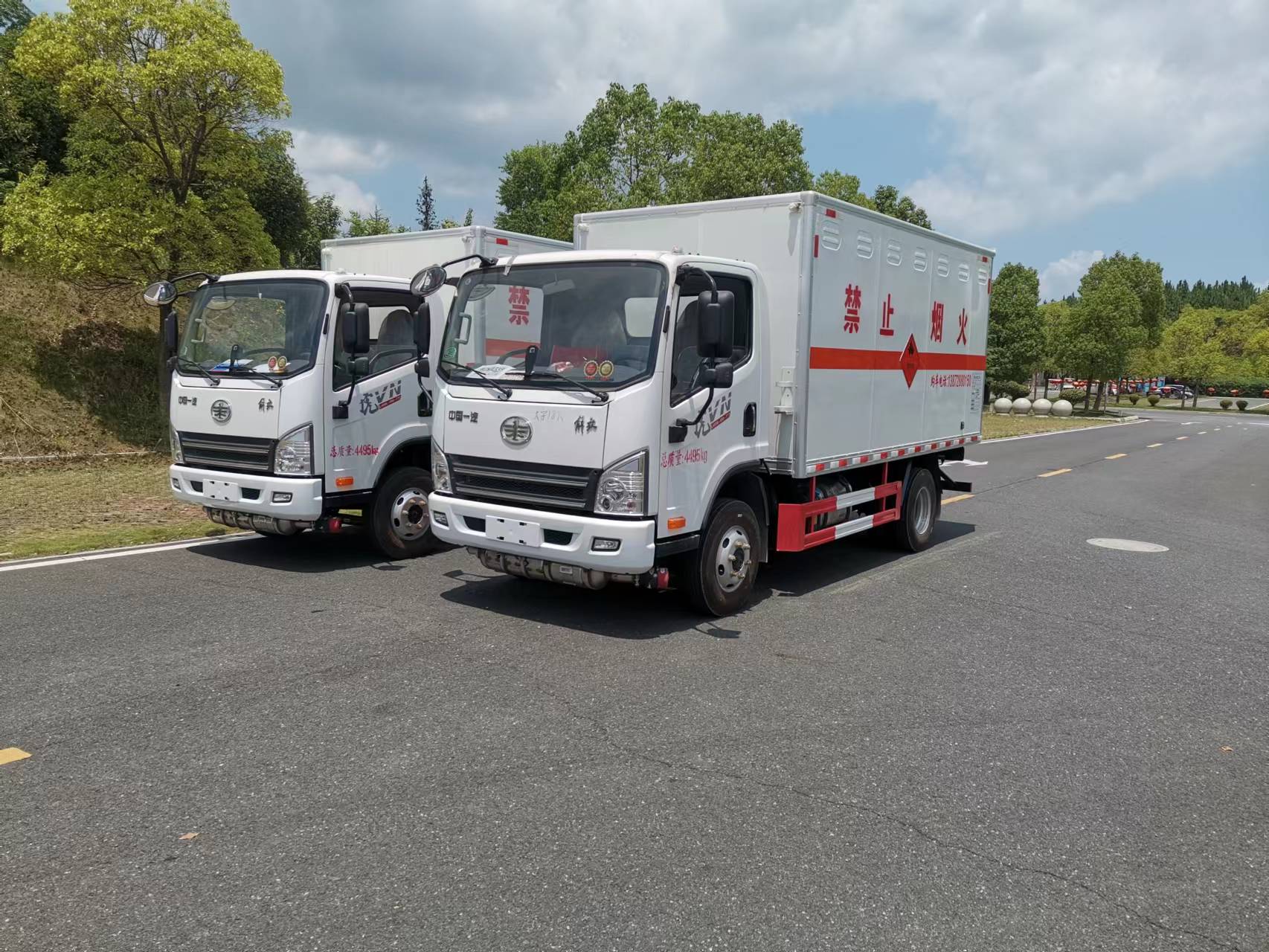 解放藍(lán)牌大容積爆破器材運(yùn)輸車