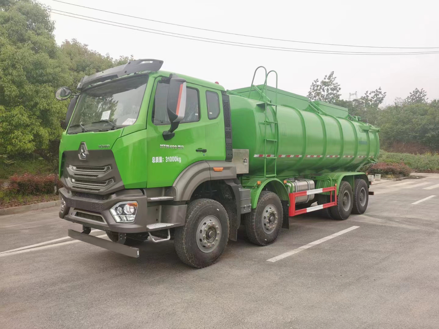重汽豪瀚四軸廢污泥油泥運(yùn)輸車