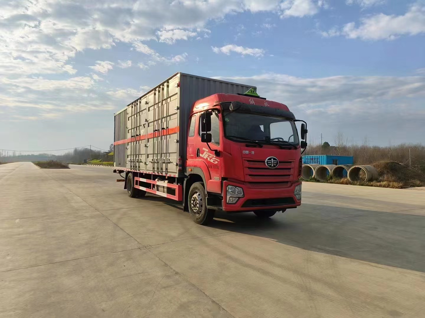 左右開門——解放JK6單橋危險(xiǎn)品廂式運(yùn)輸車更適合