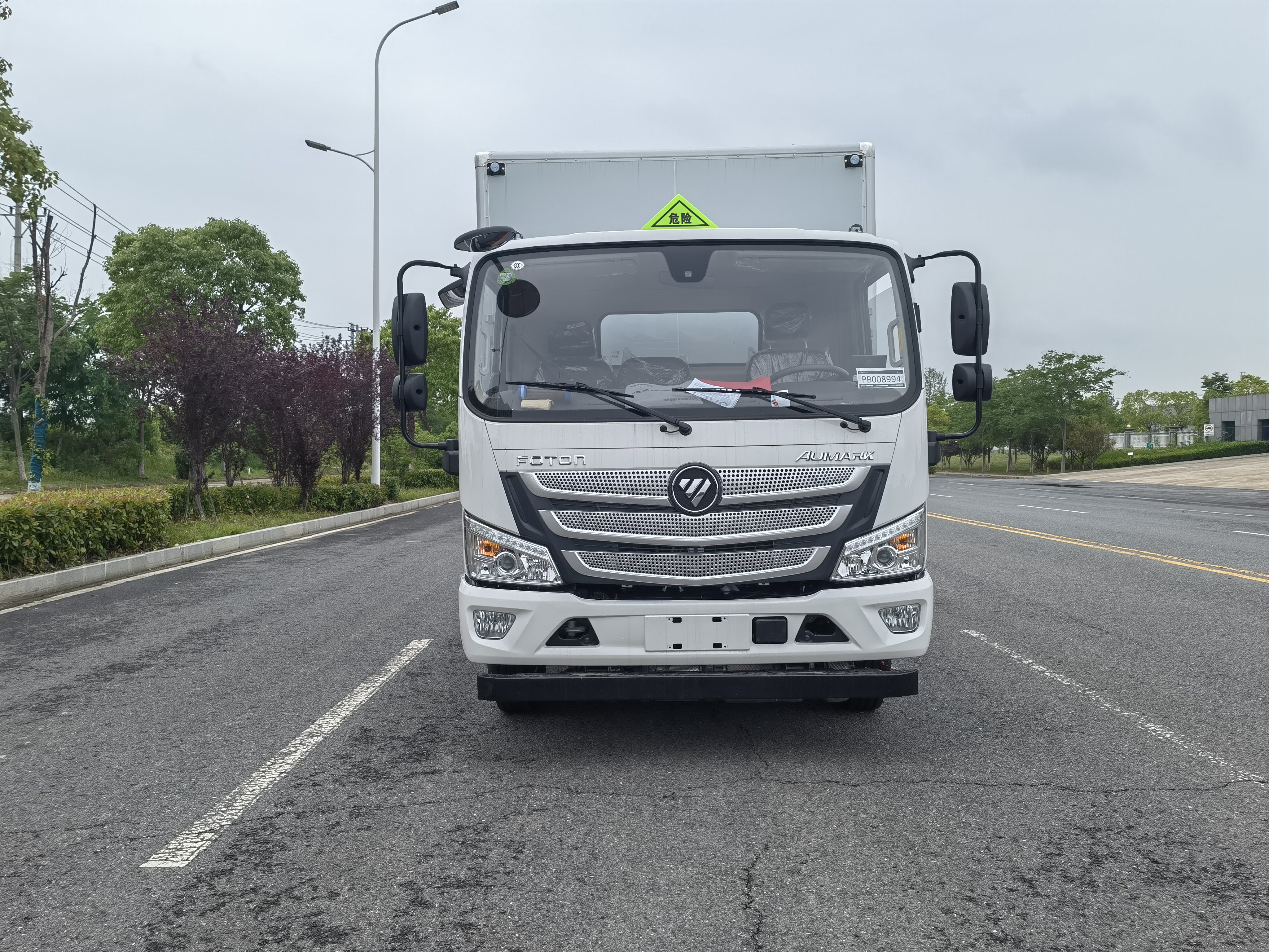 福田歐馬可4米2黃牌帶尾板危險品車