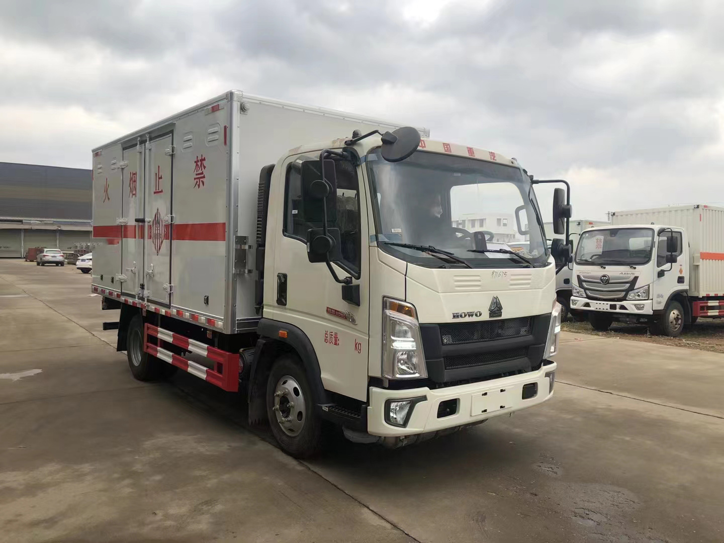 重汽藍牌花炮運輸車