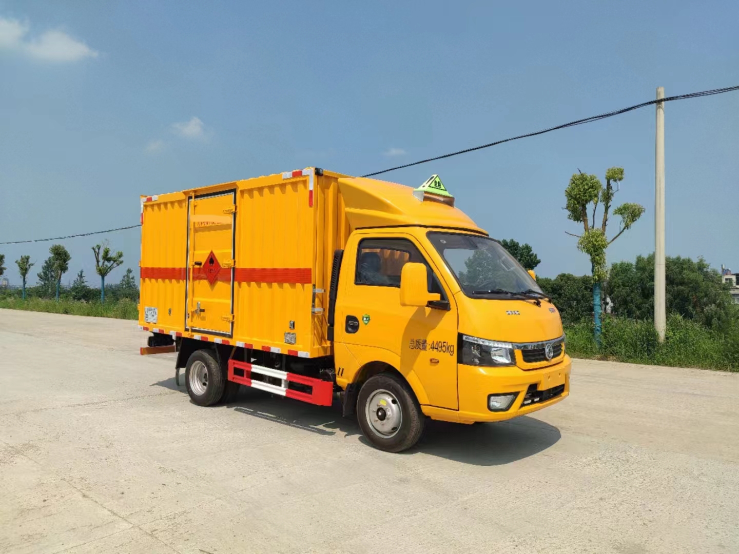 東風(fēng)途逸黃色瓦楞板危險品車