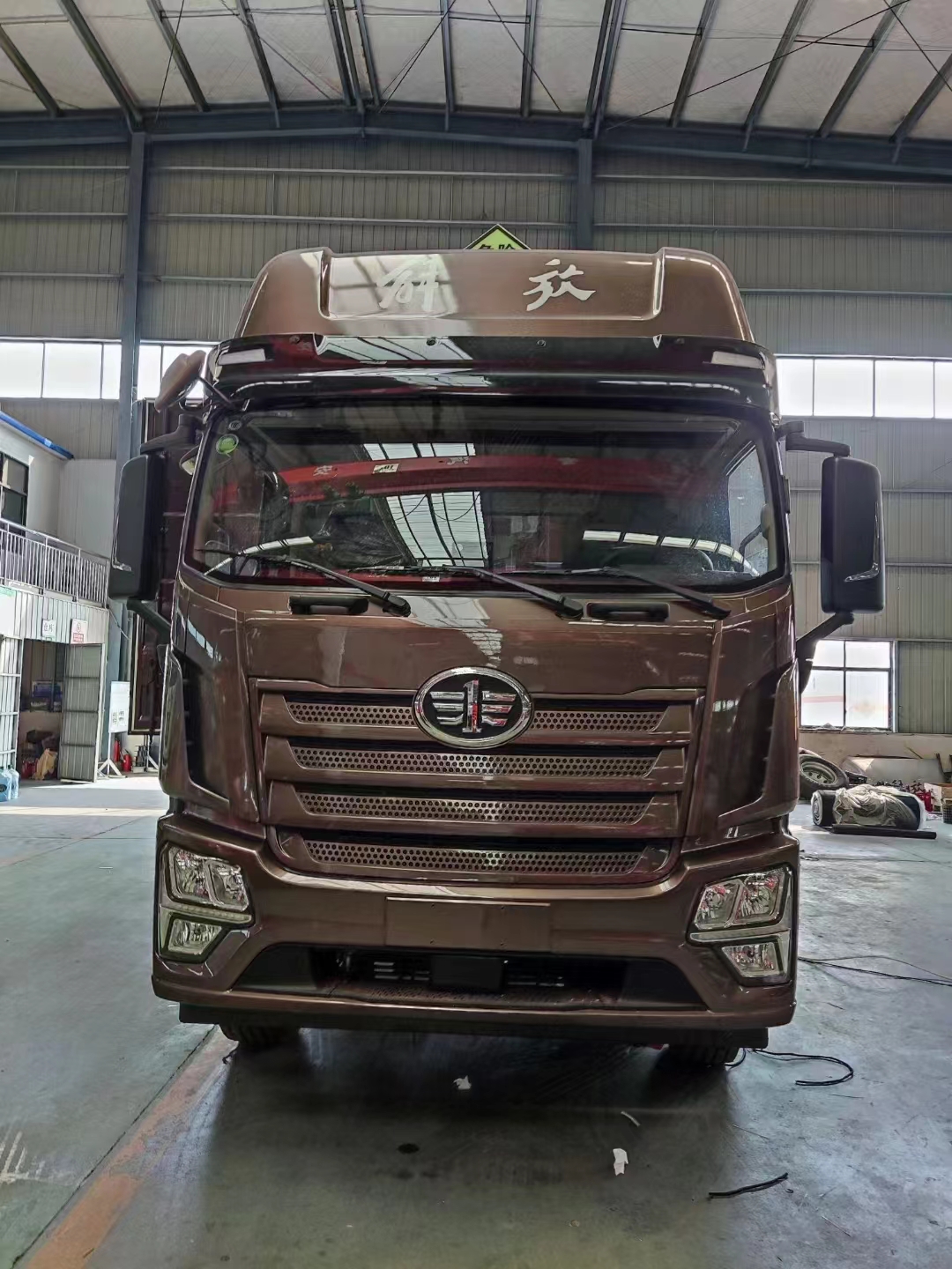 解放高頂雙臥棕色前四后八腐蝕類廂式危險品車