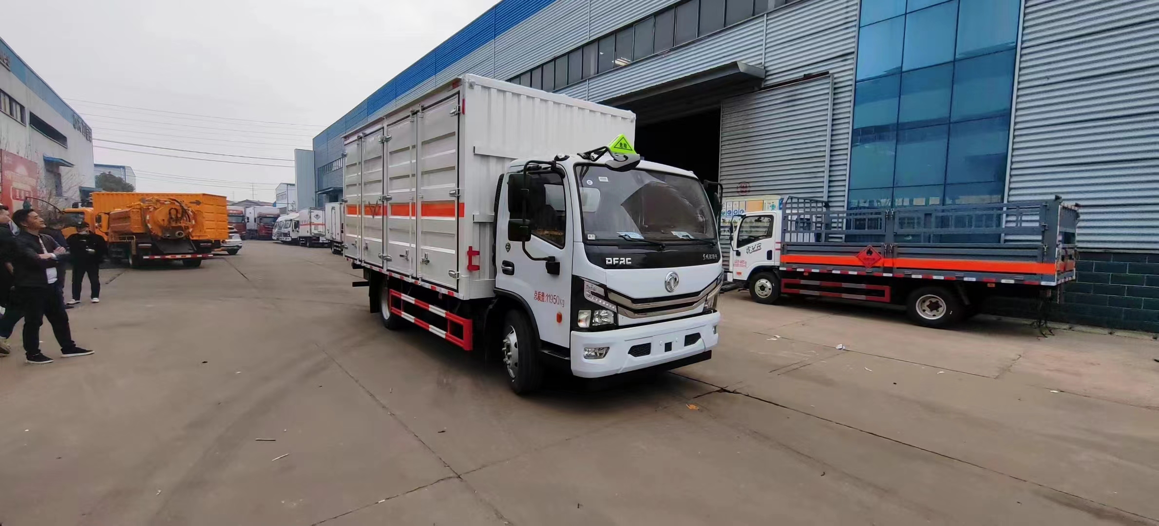 東風大多利卡全開側門國六危險品車