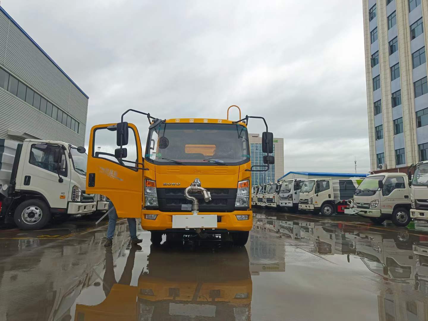 重汽7方工程黃藍牌抑塵灑水車