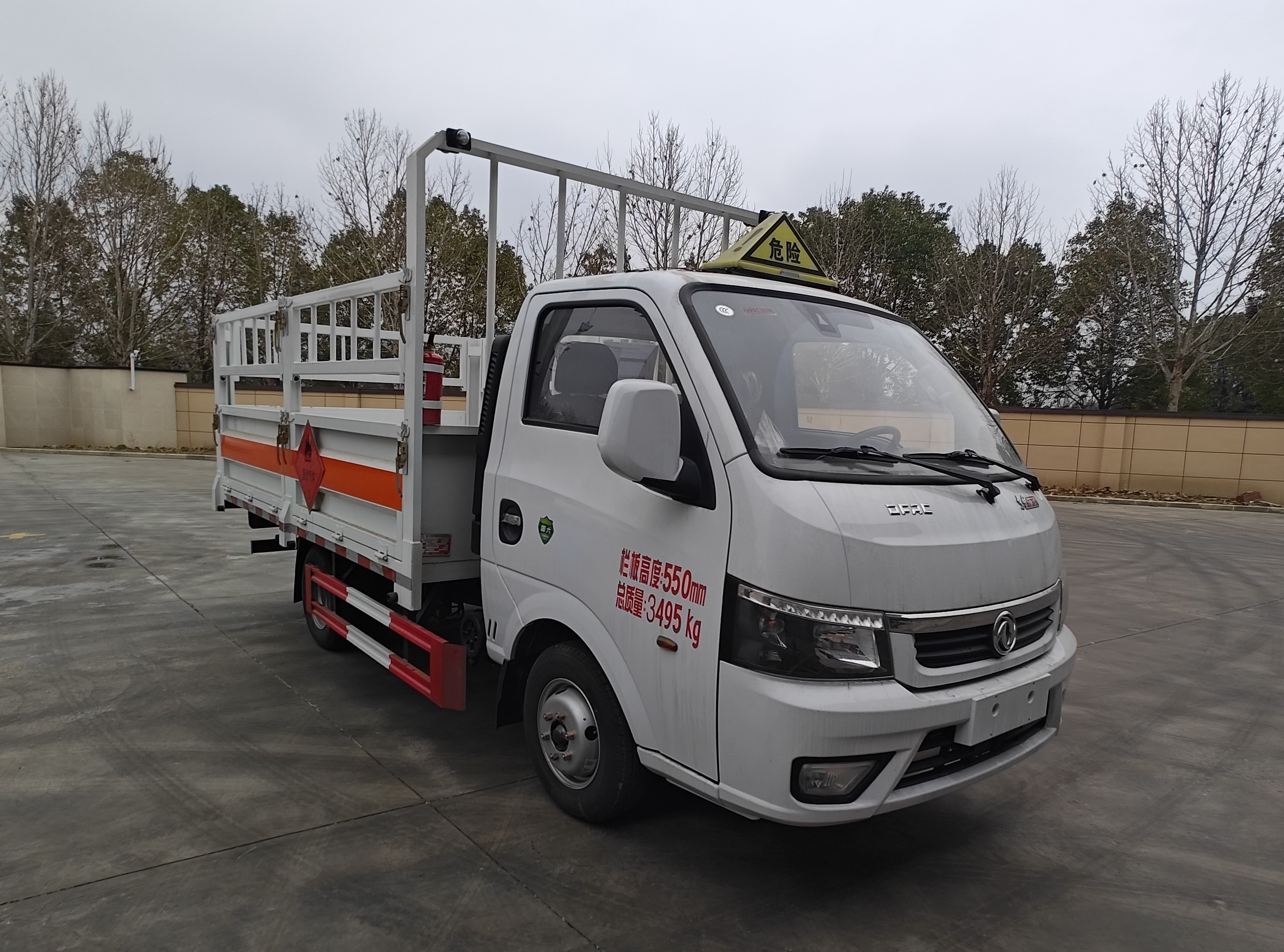 東風小型汽油1.5噸國六氣瓶車