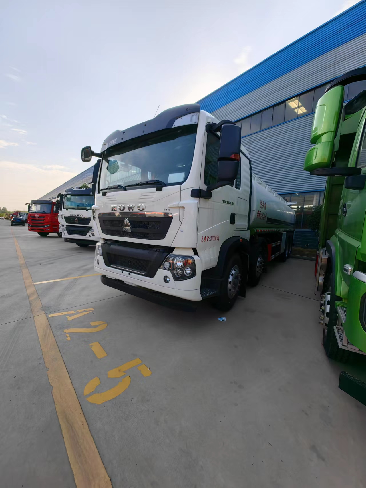 重汽豪沃前四后八26.4方供液車