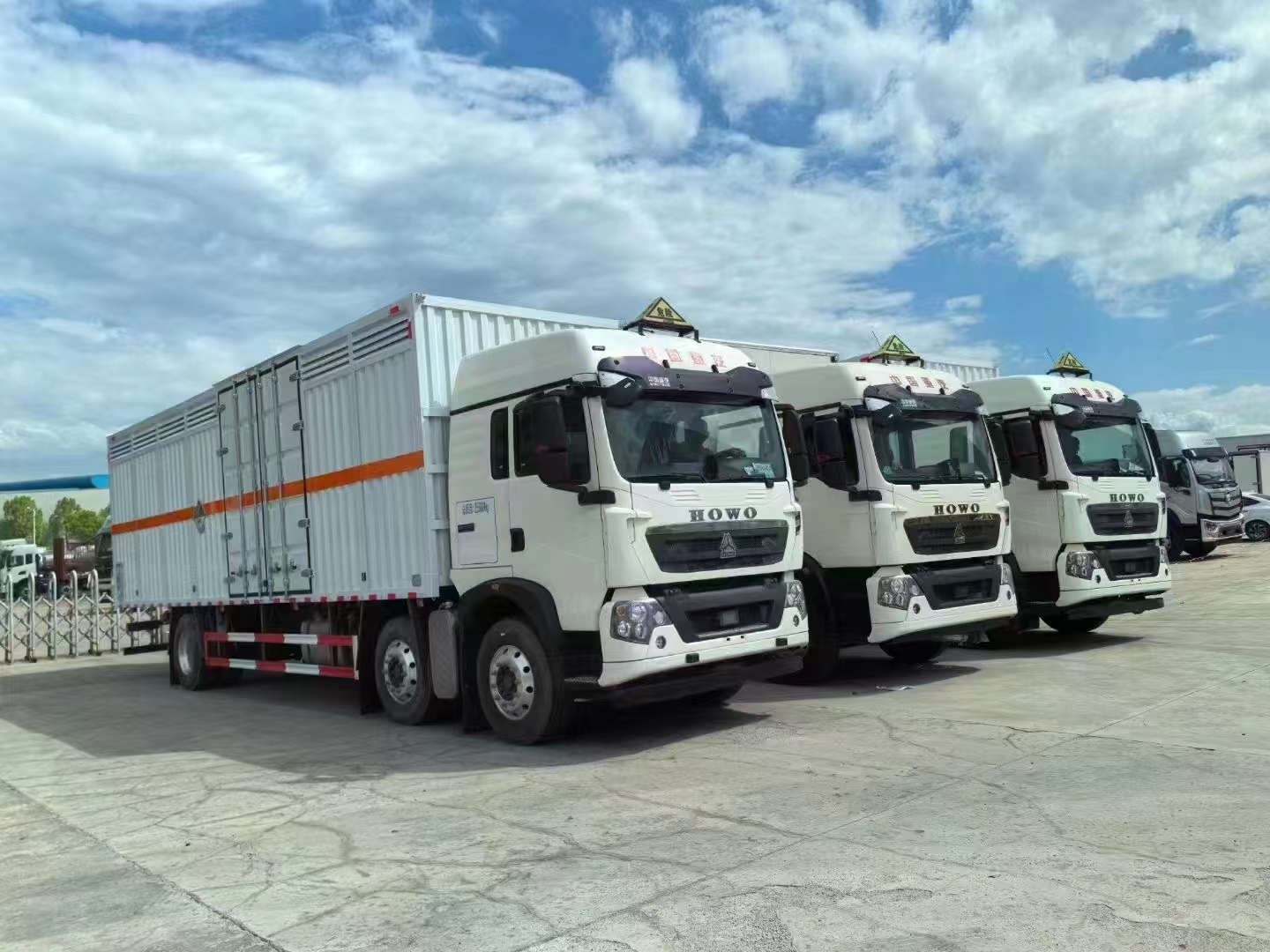 重汽三軸國六雜項瓦楞板危險品車