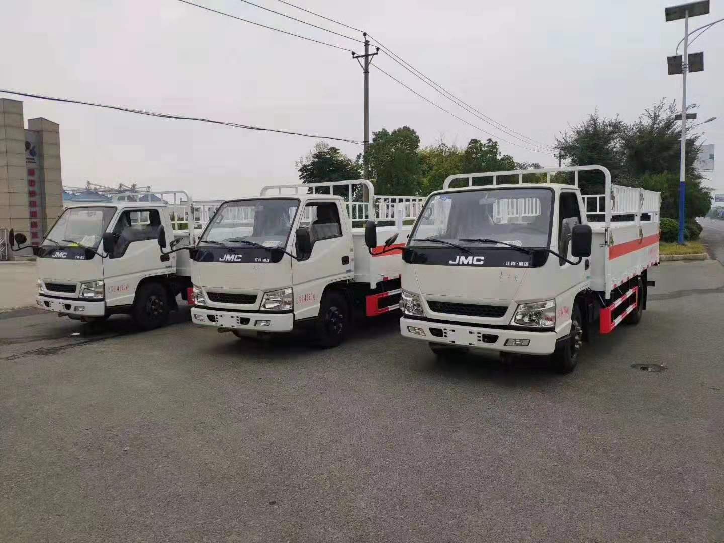 山東吳總訂購的三臺江鈴氣瓶運輸車發車