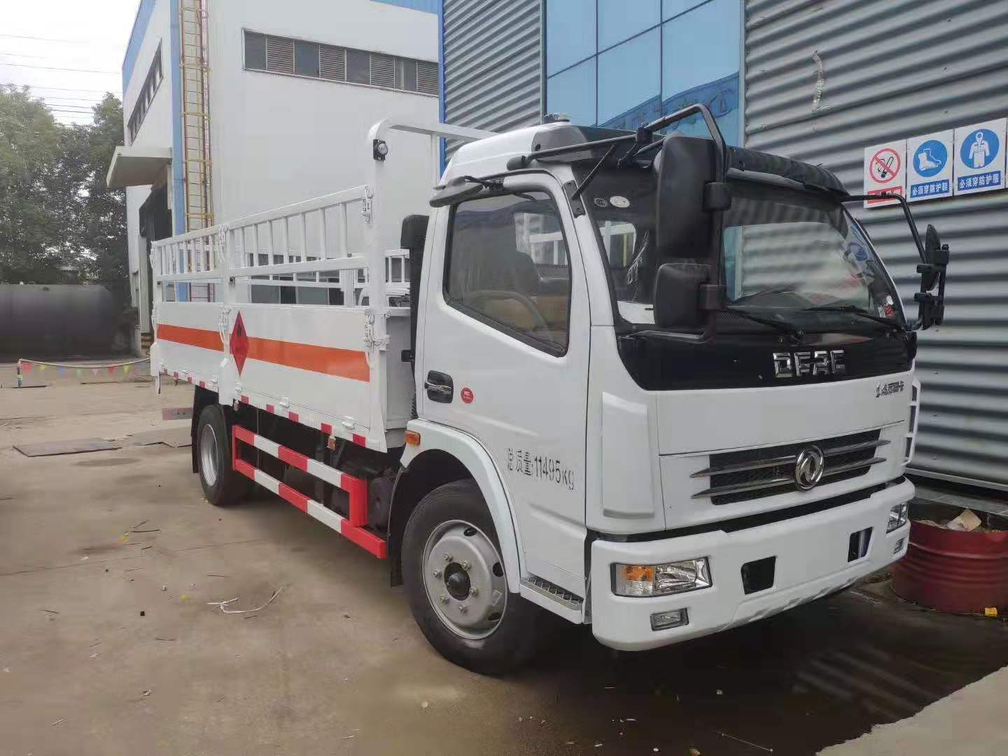 四川劉總訂購的東風大多利卡7噸氣瓶運輸車和柳汽乘龍10噸氣瓶運輸車發車